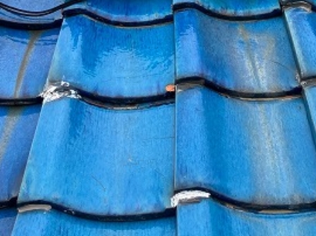 劣化した瓦の様子